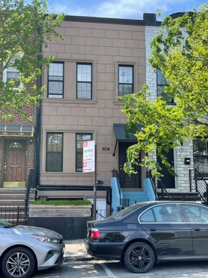 Exterior, Facade, Brownstone