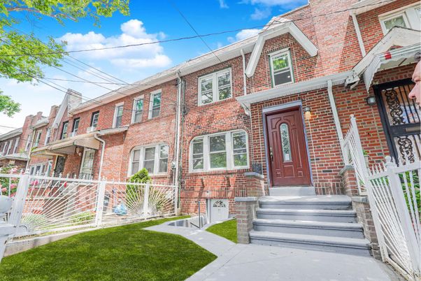 Exterior, Facade, Brick Facade, Rowhouse