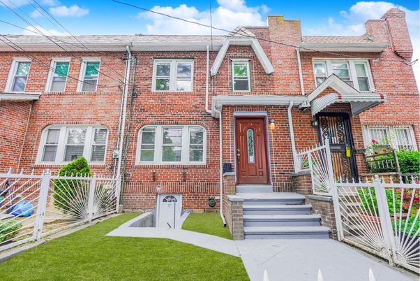 Exterior, Facade, Brick Facade, Rowhouse