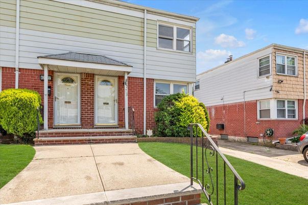 Exterior, Facade, Brick Facade, Raised Ranch