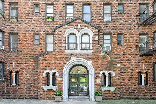 Exterior, Facade, Brick Facade, Rowhouse