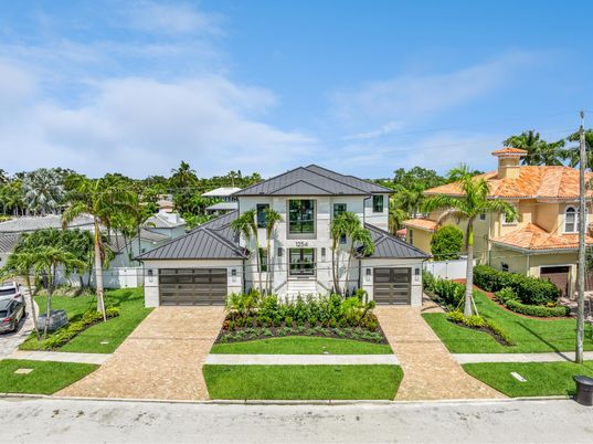 Attached, Exterior, Facade, Mediterranean