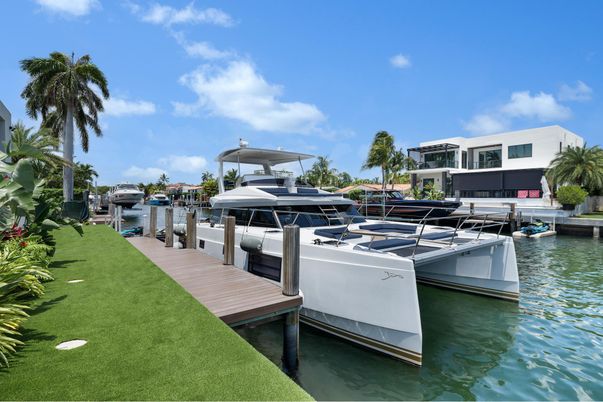Exterior, Lake