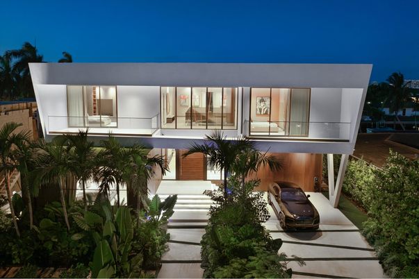 Exterior, Facade, Modern