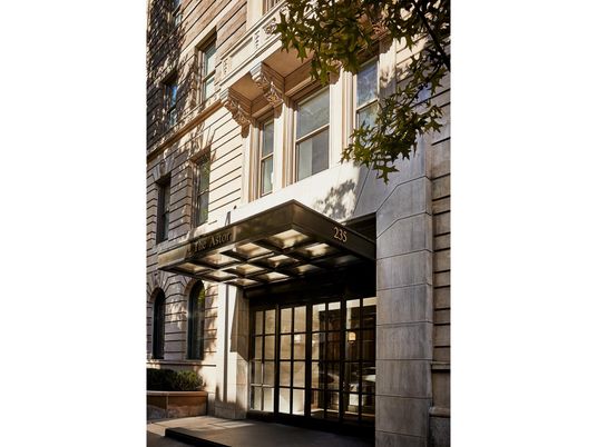 Exterior, Facade, Modern
