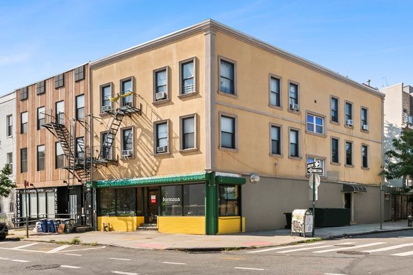 Exterior, Facade, Rowhouse
