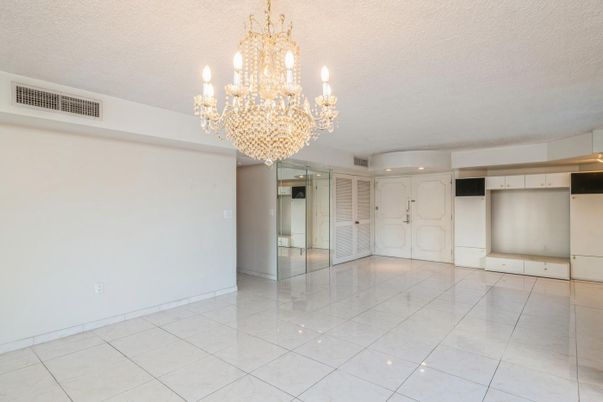 Chandelier, Empty room, Interior, Recessed Lighting