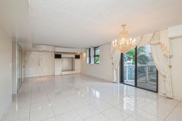 Chandelier, Empty room, Interior, Recessed Lighting