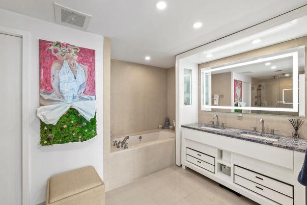 Bathroom, Dual Sink Vanities, Interior, Recessed Lighting