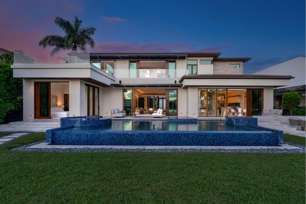 Backyard, Exterior, Facade, Pool, Modern