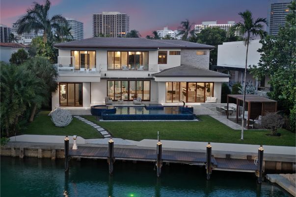 Exterior, Facade, Lake, Modern