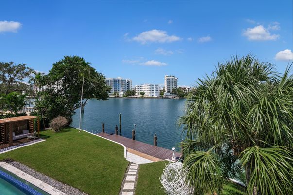 Exterior, Lake