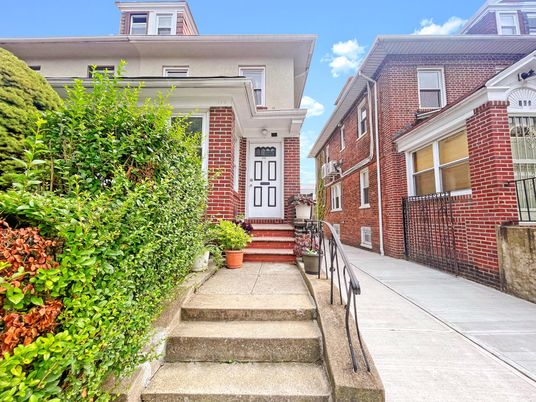 Exterior, Facade, Brick Facade, American Foursquare