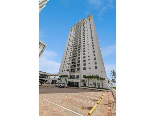 Exterior, Facade, Highrise