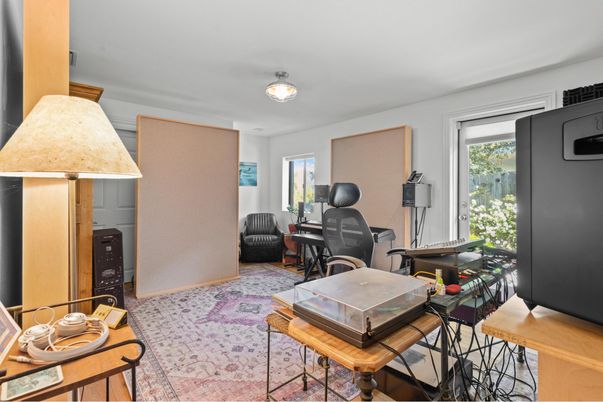 Home Office, Interior