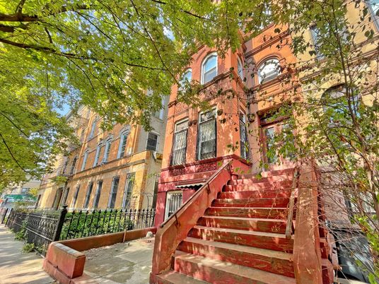 Exterior, Facade, Brownstone