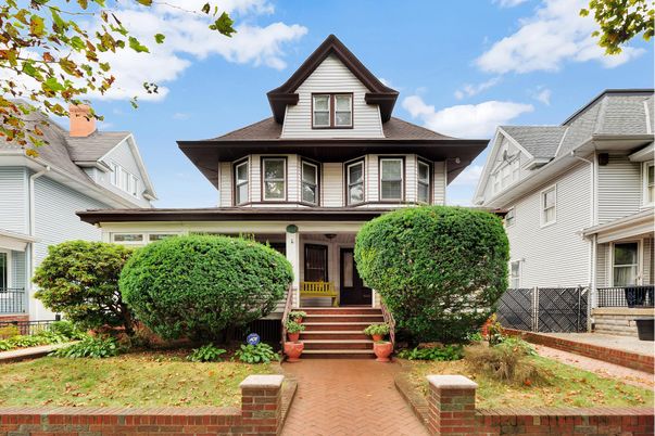 Exterior, Facade, Queen Anne Victorian
