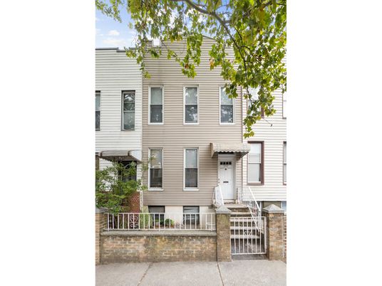 Exterior, Facade, Rowhouse