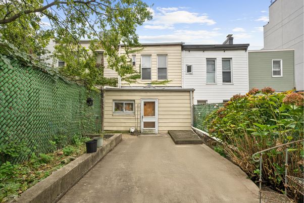 Exterior, Facade, Rowhouse