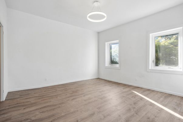 Empty room, Interior, Pendant Lights, Wood Texture Flooring