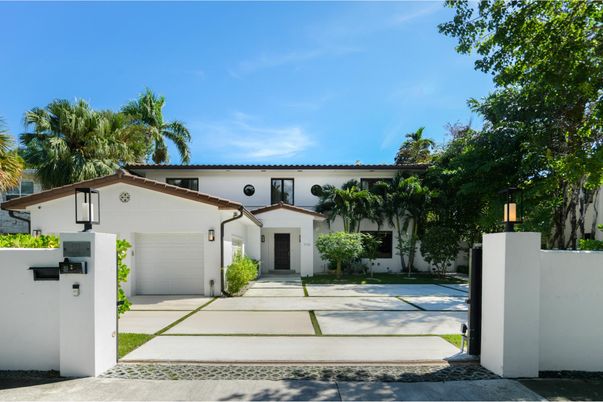 Attached, Exterior, Facade, Spanish Mediterranean