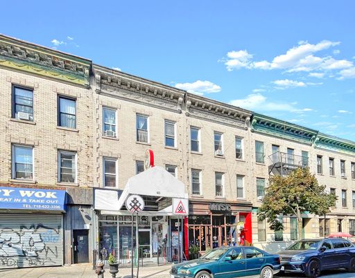 Exterior, Facade, Brick Facade, Chicago School