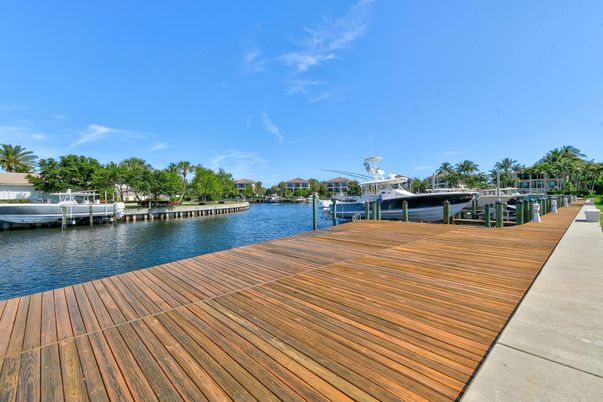 Exterior, Lake
