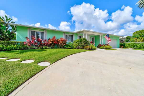 Backyard, Exterior, Facade, Ranch