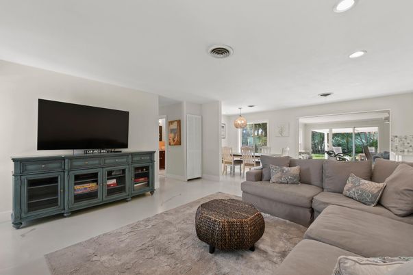 Dining room, Interior, Living room, Pendant Lights, Recessed Lighting