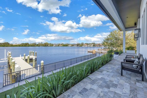 Exterior, Lake