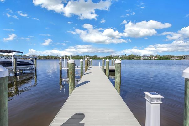 Exterior, Lake