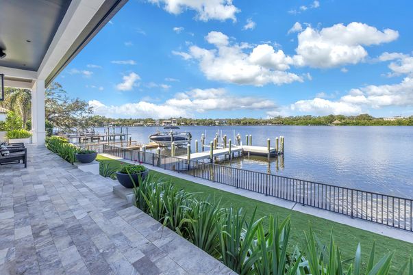 Exterior, Lake