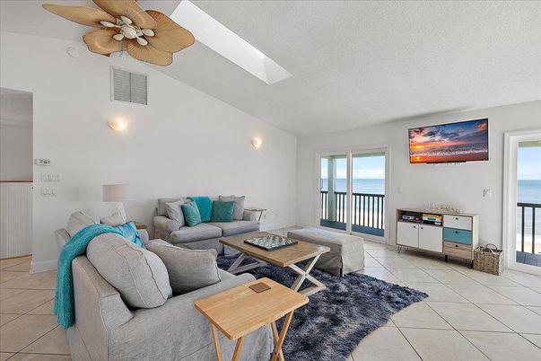 Interior, Living room, Water