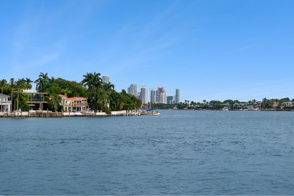 Exterior, Lake