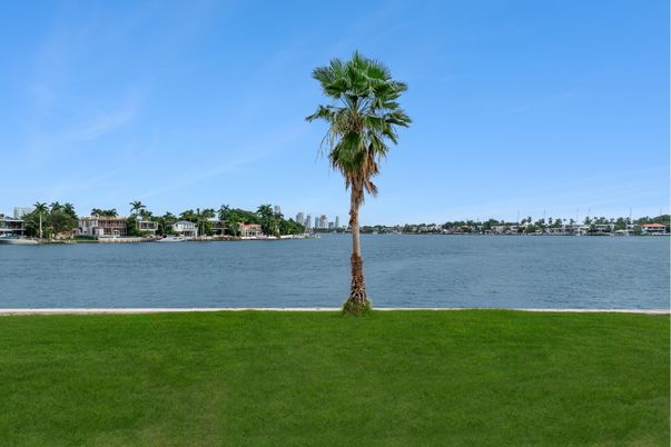 Exterior, Lake