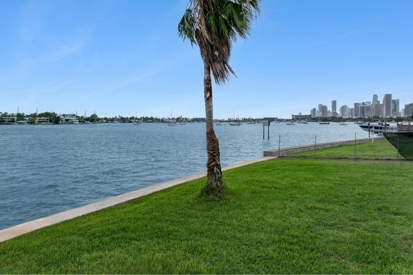 Exterior, Lake