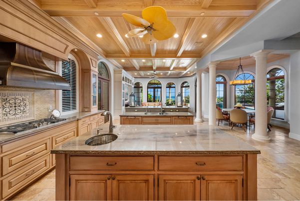 Dining room, Interior, Kitchen, Pendant Lights, Recessed Lighting, Wooden Beams, Wooden Ceilings