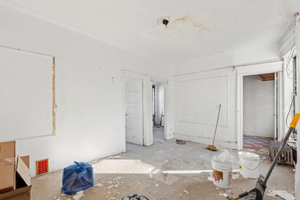 Empty room, Interior