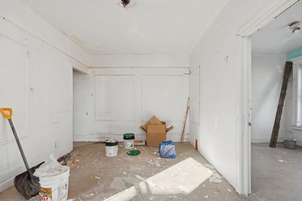 Empty room, Interior