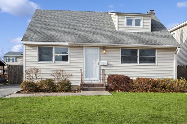 Exterior, Facade, Cape Cod
