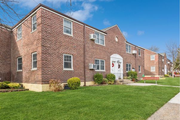 Exterior, Facade, Brick Facade, Georgian