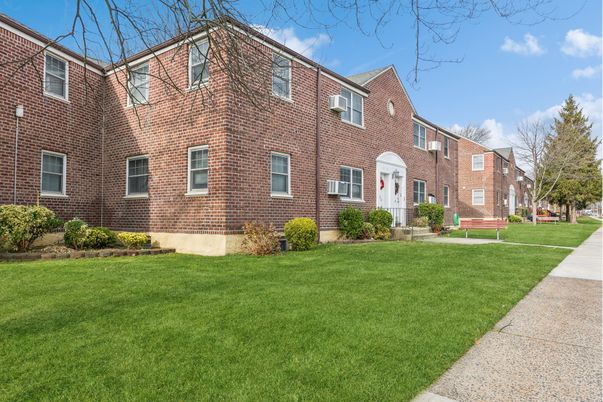 Exterior, Facade, Brick Facade, Georgian