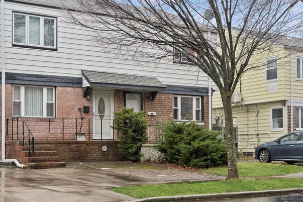 Exterior, Facade, Brick Facade, Raised Ranch