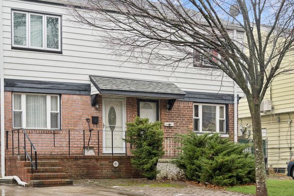Exterior, Facade, Brick Facade, Raised Ranch