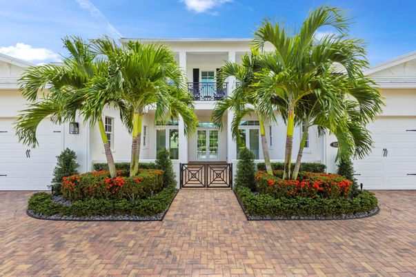 Attached, Exterior, Facade, Ranch