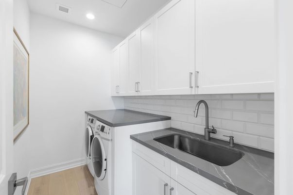 Interior, Recessed Lighting, Washer, Wood Texture Flooring