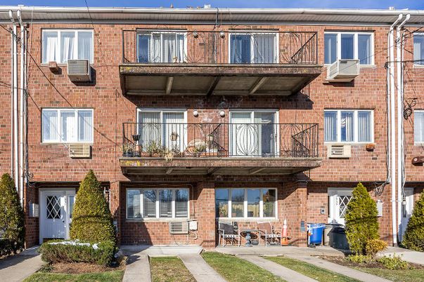 Exterior, Facade, Brick Facade, Rowhouse