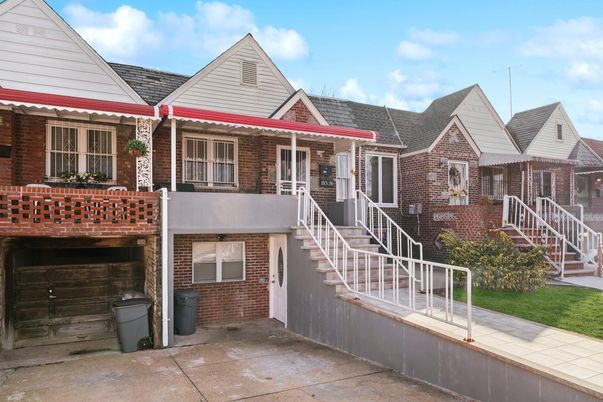 Exterior, Facade, Brick Facade, Queen Anne Victorian