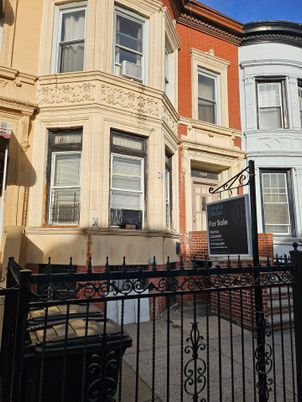 Exterior, Facade, Brownstone