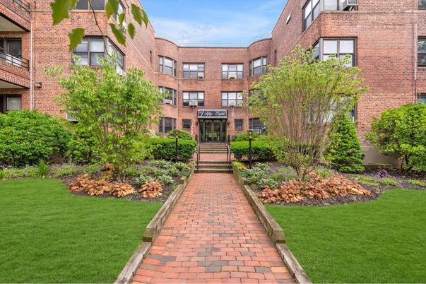 Exterior, Facade, Brick Facade, Rowhouse